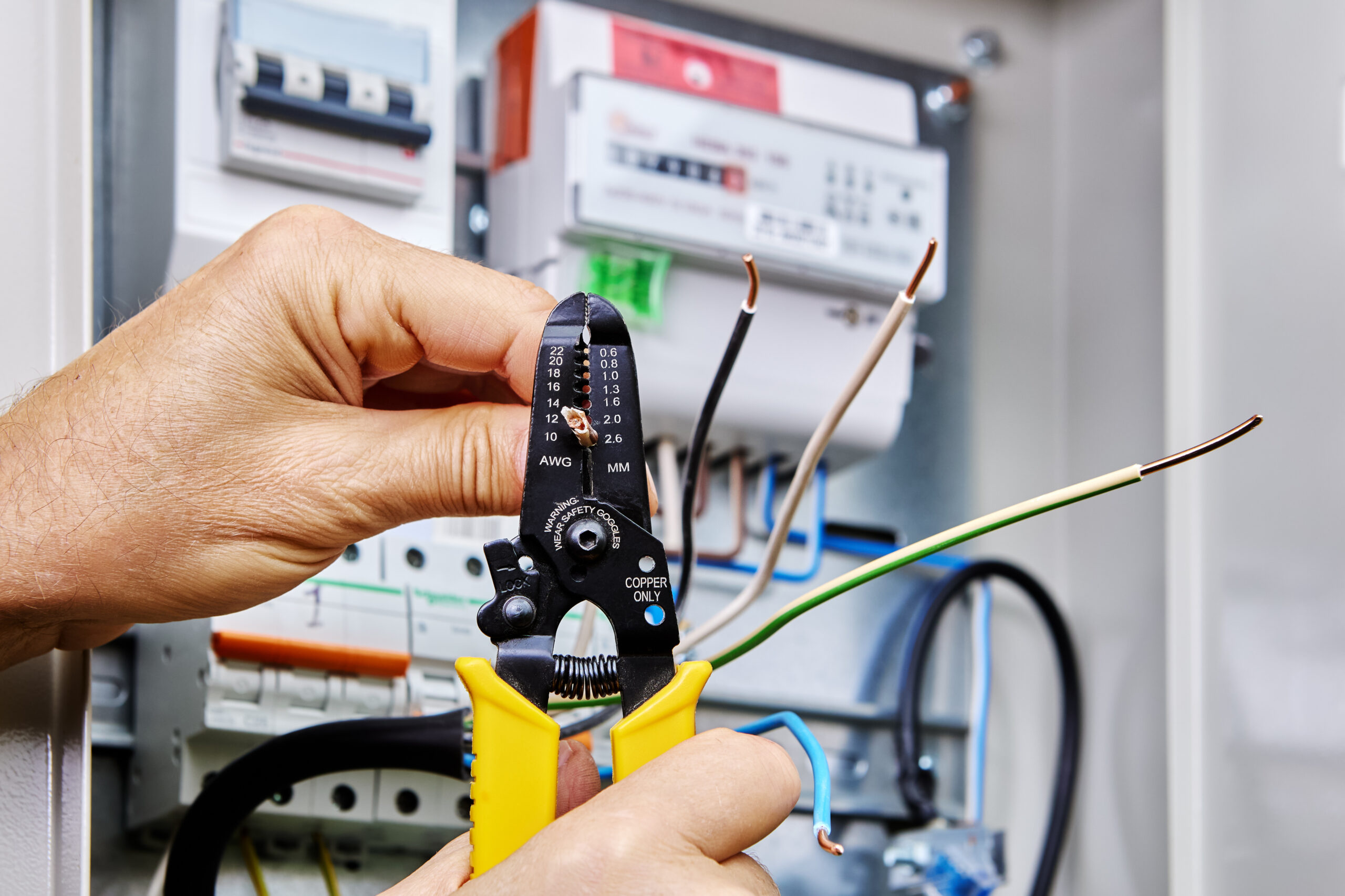 Tool for stripping wires is used when installing an outdoor electrical panel with an electricity meter and circuit breakers. Lichtplanung der Außenbeleuchtung